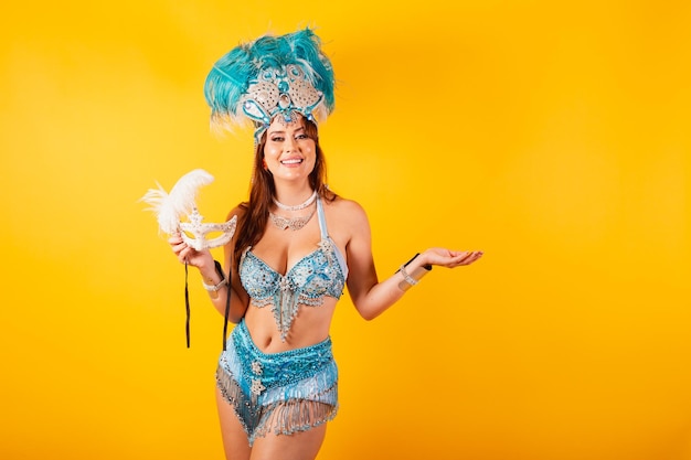 Tiro horizontal de meio corpo linda mulher brasileira em roupas de carnaval convidando com as mãos com máscara de carnaval
