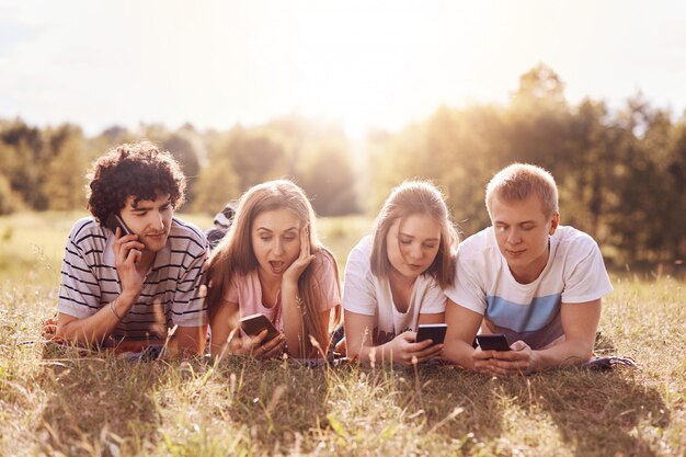 Tiro horizontal de quatro amigos da mesma idade