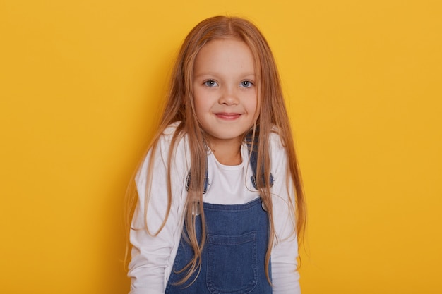 Tiro horizontal do cabelo loiro de criança menina bonita