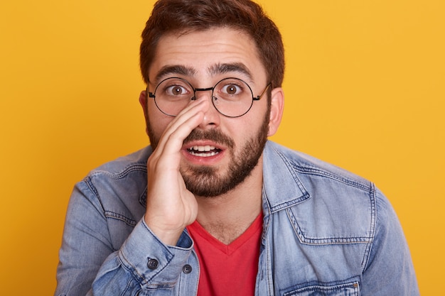 Tiro horizontal de hombre guapo con camiseta roja casual