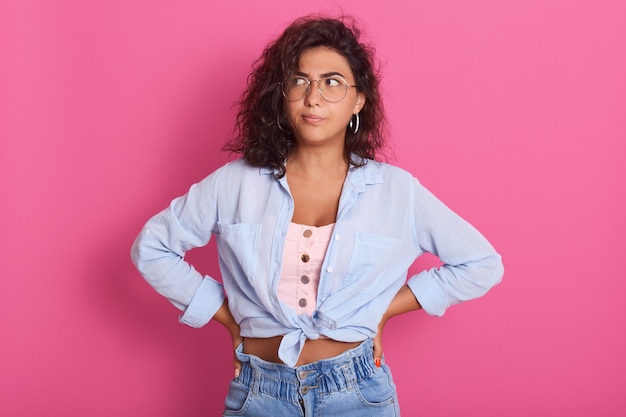 Tiro horizontal de joven mujer con expresión pensativa