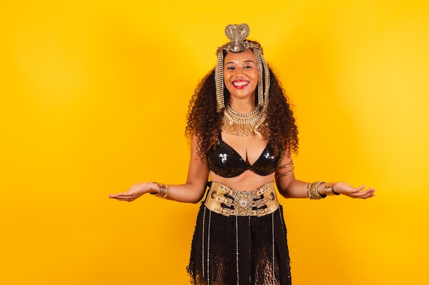 Tiro horizontal de medio cuerpo de hermosa mujer negra brasileña en ropa de carnaval bienvenida