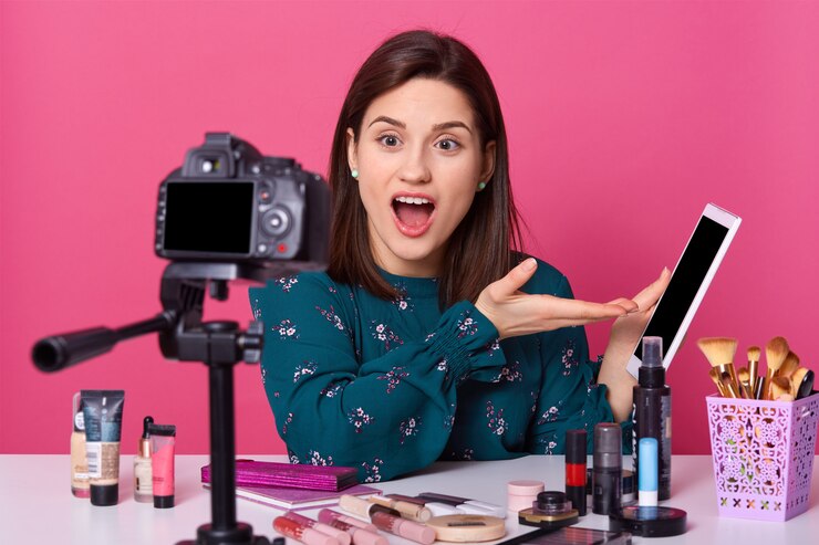 Foto tiro interior de la muchacha hermosa que mira concepto de la cámara.