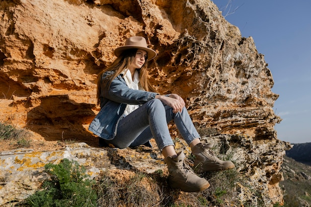 Foto tiro largo de hermosa mujer viajera