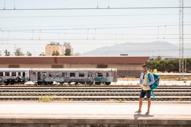 Foto tiro longo, sorrindo, homem, esperando, para, trem