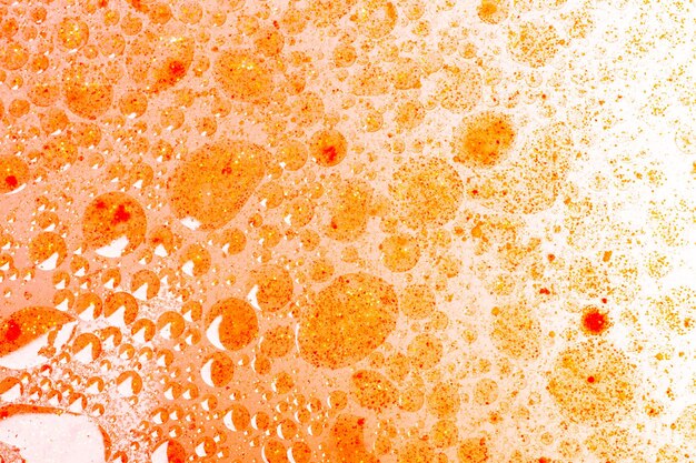 Tiro macro de burbujas de aceite sobre fondo de color