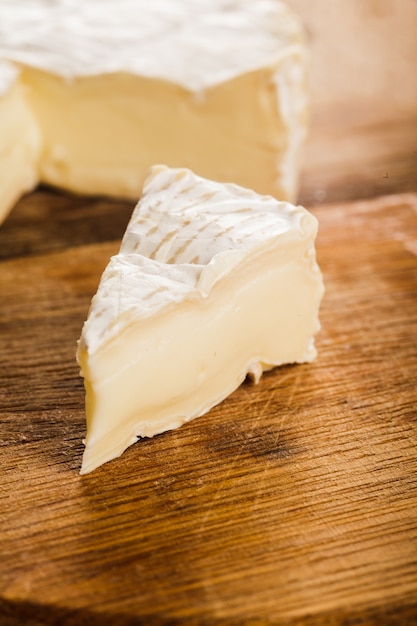 Tiro macro de fatia de queijo Camembert. DOF raso