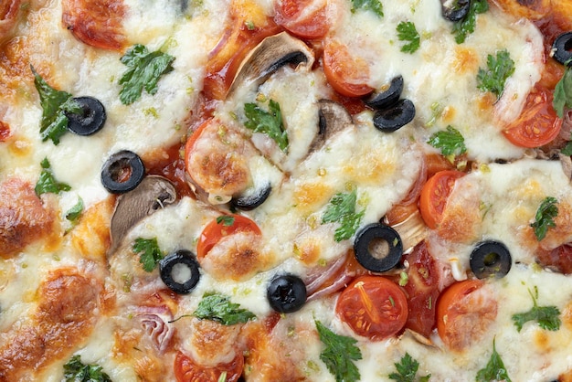 Tiro macro de pizza italiana com mussarela