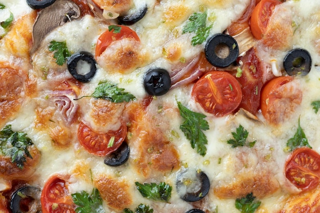 Tiro macro de pizza italiana com mussarela