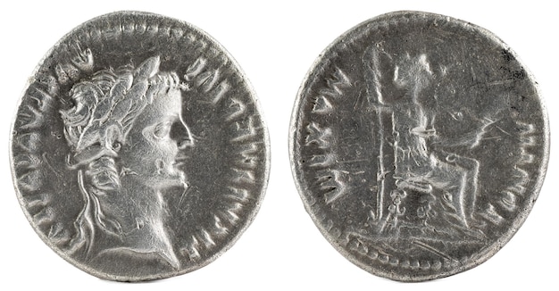 Tiro macro de uma antiga moeda romana de denário de prata do imperador Tibério.