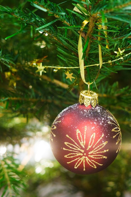 Foto tiro macro del ornamento de navidad rojo