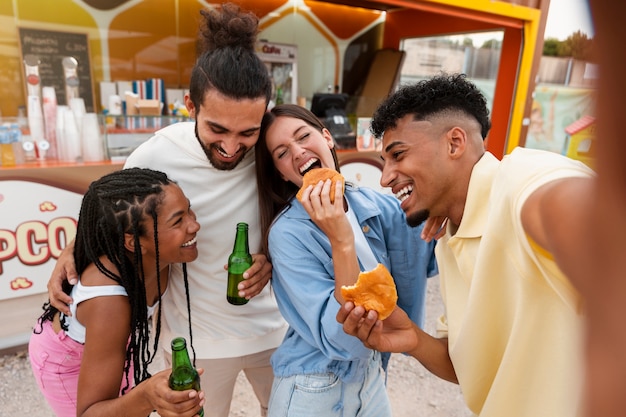 Foto tiro medio amigos tomando selfie