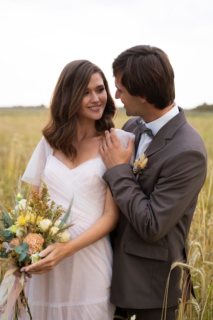 Foto tiro médio casal feliz ao ar livre