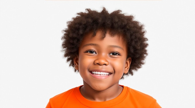 Tiro médio de um garoto negro alegre em camiseta laranja fundo branco