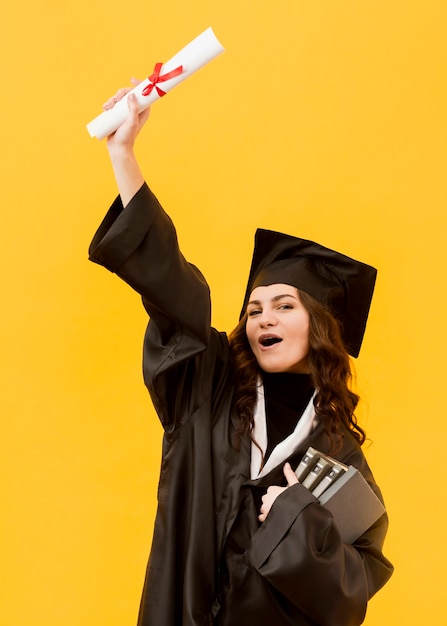 Foto tiro medio emocionado estudiante graduado