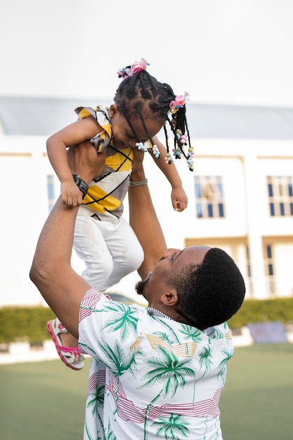 Foto tiro médio feliz pai segurando criança