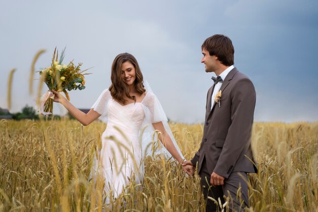 Tiro medio feliz pareja cogidos de la mano