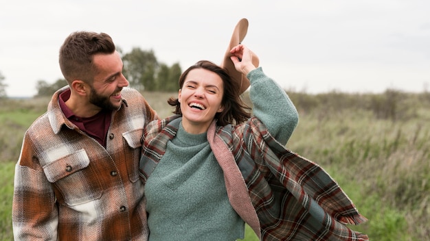 Tiro medio feliz pareja en la naturaleza