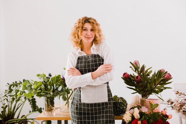 Foto tiro médio florista posando com os braços cruzados