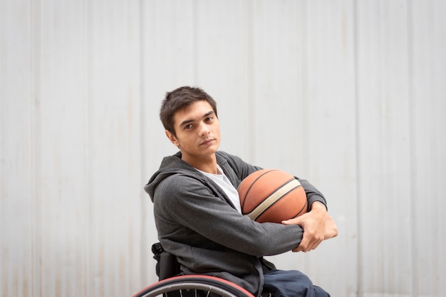 Foto tiro medio hombre discapacitado sosteniendo la bola