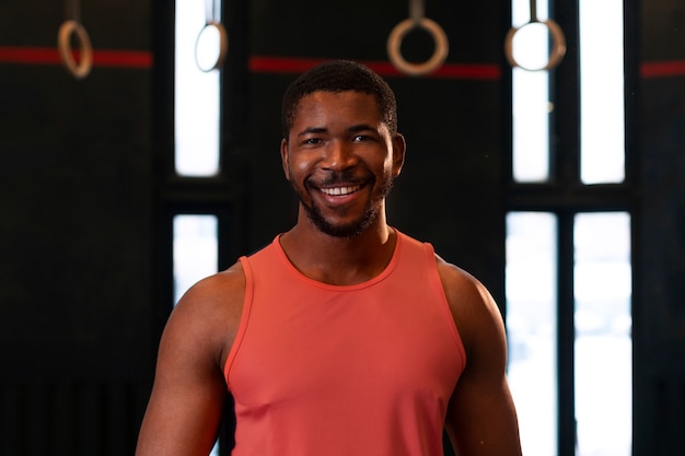 Foto tiro medio hombre en forma en el gimnasio