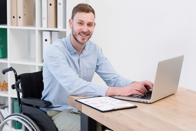 Foto tiro medio hombre sonriente con laptop