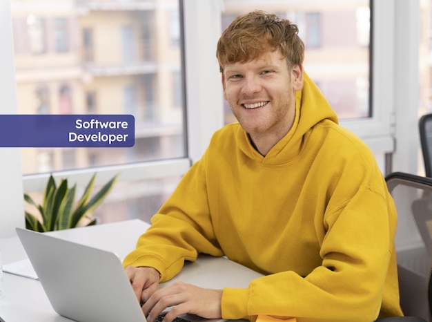 Foto tiro medio hombre trabajando en la computadora portátil