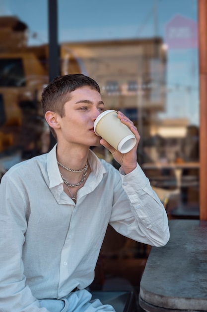 Foto tiro médio homem bebendo café