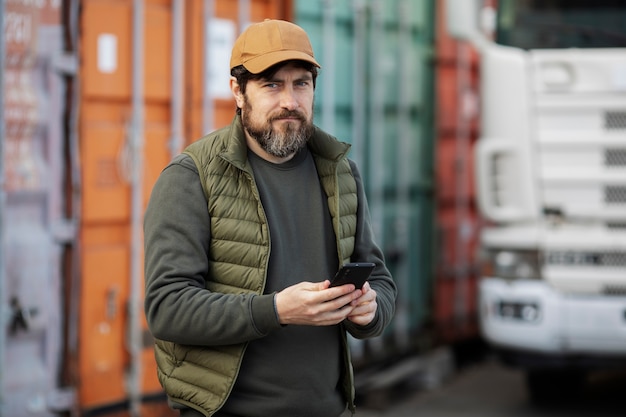 Foto tiro médio homem segurando smartphone