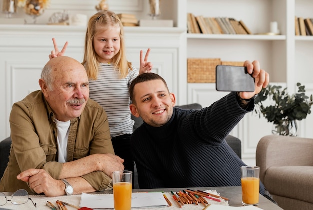 Tiro médio, homens e mulheres felizes tirando uma selfie