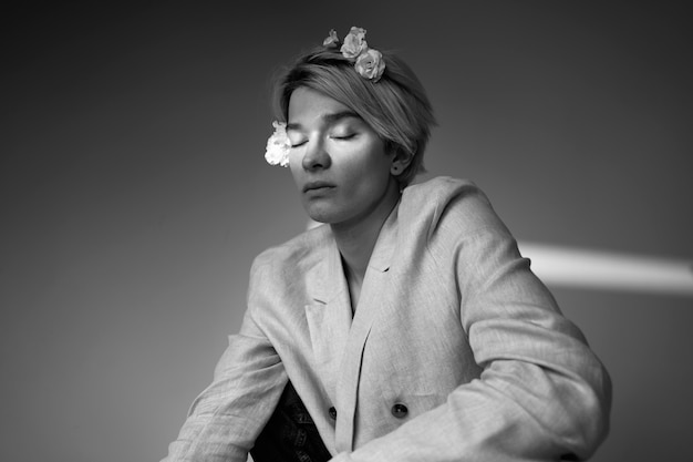 Foto tiro medio joven con flores en blanco y negro.