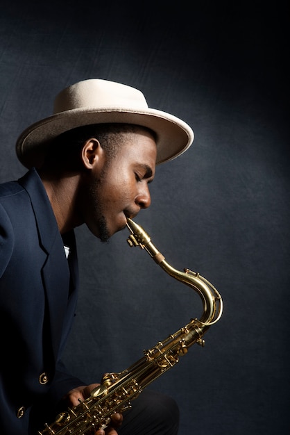 Foto tiro medio joven tocando el saxofón