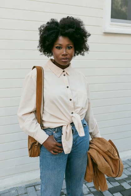 Foto tiro médio linda mulher negra com bolsa