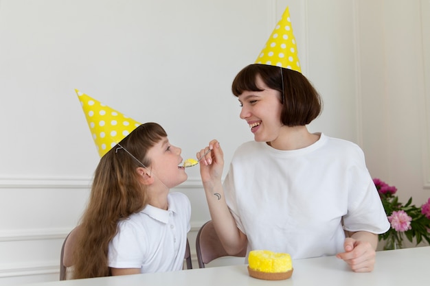 Tiro medio madre y niña celebrando