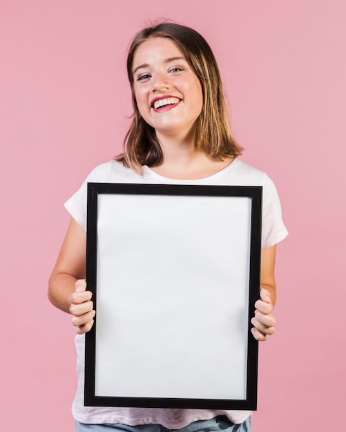 Foto tiro médio, menina, segurando, um, quadro