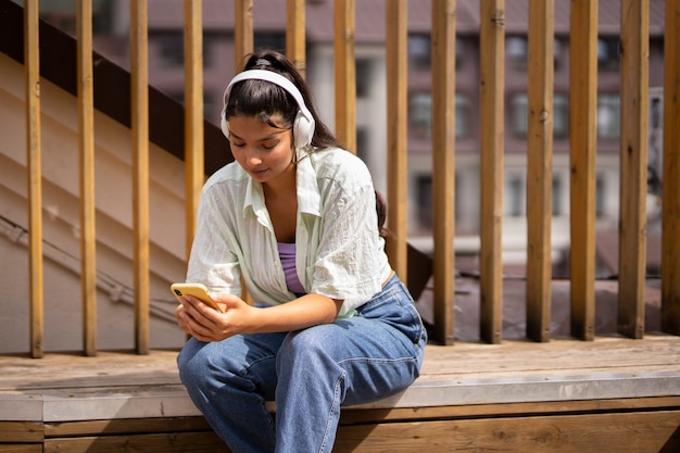 Tiro medio mujer con auriculares