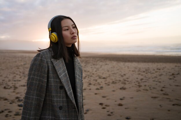 Foto tiro medio mujer con auriculares