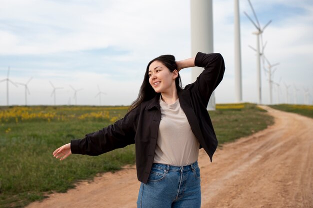 Tiro medio mujer feliz al aire libre