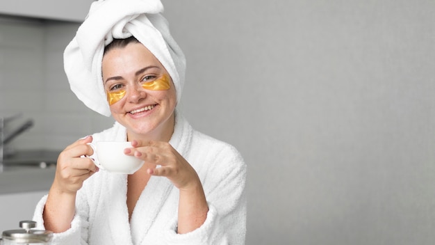 Tiro medio mujer feliz con parches en los ojos