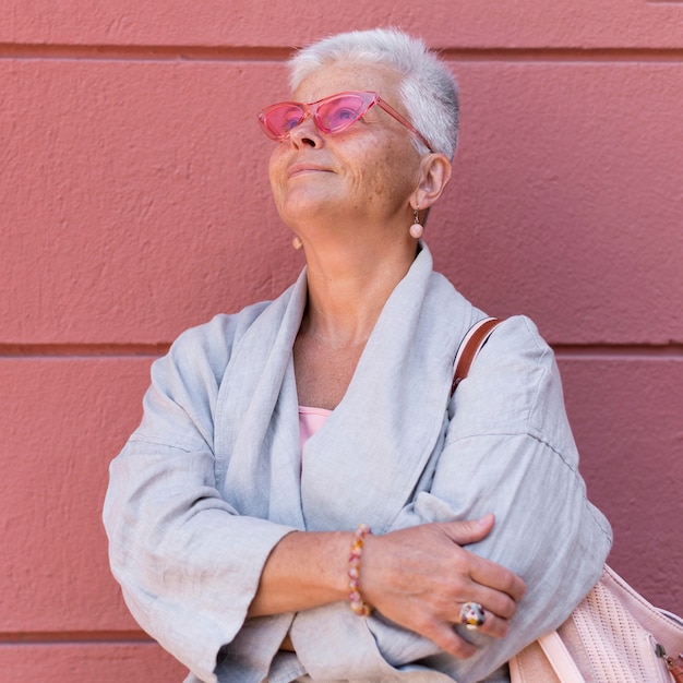 Foto tiro medio mujer con gafas de sol