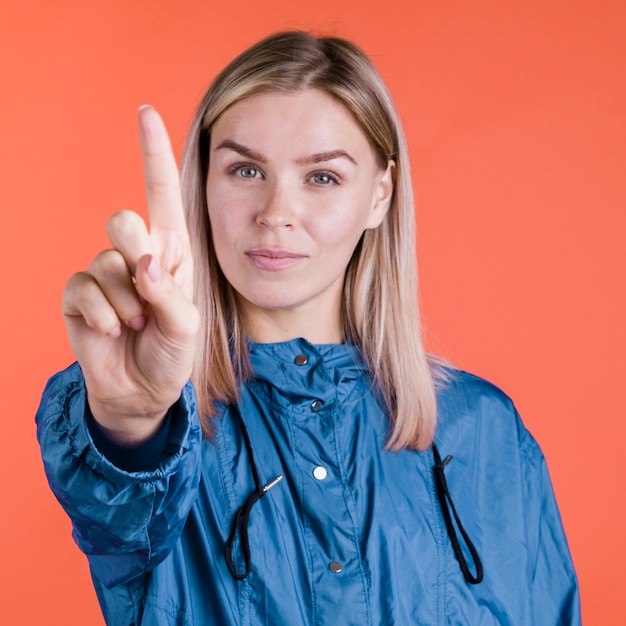 Foto tiro medio mujer gesticulando no