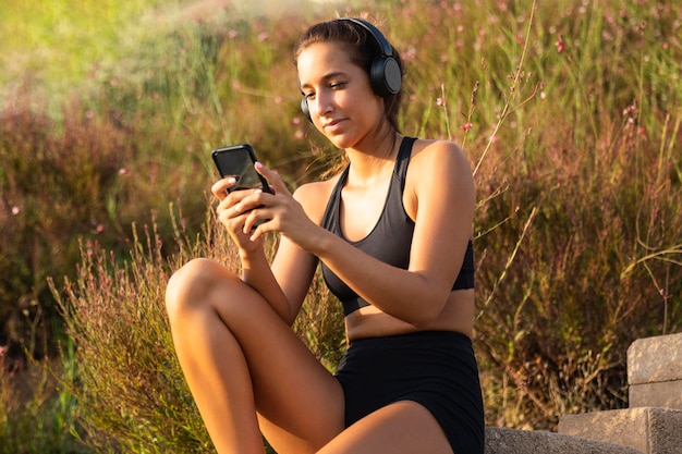 Foto tiro medio mujer mirando el teléfono