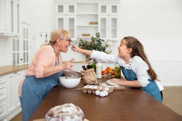 Foto tiro medio mujer y niña feliz