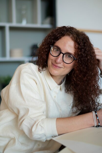 Foto tiro medio mujer sonriente en interiores