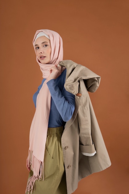 Foto tiro medio mujer vistiendo hijab