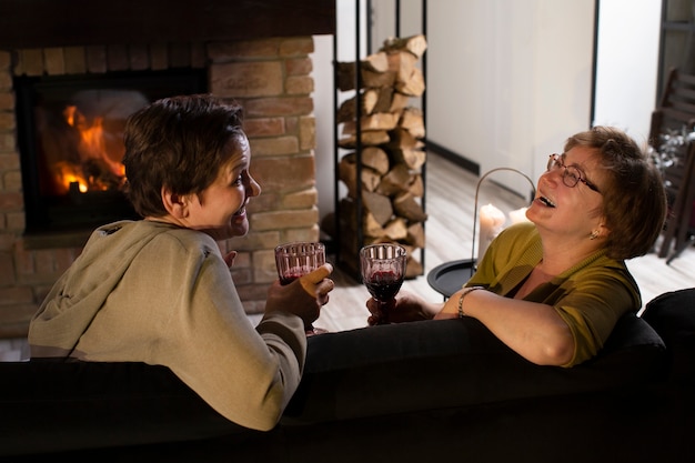 Foto tiro medio mujeres felices relajantes