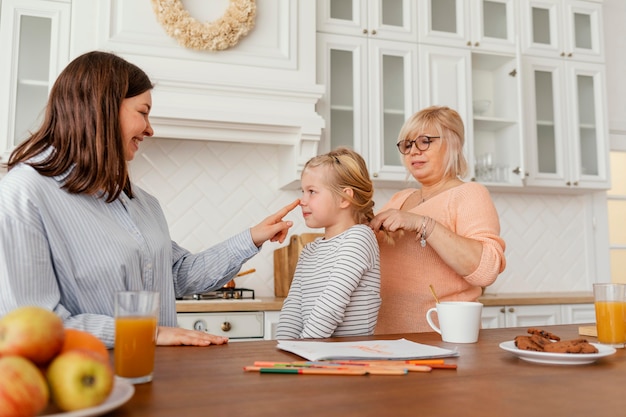 Foto tiro medio mujeres y niños en la cocina