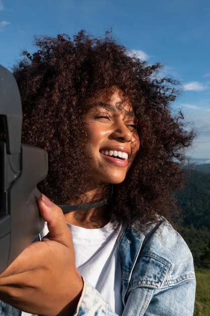 Tiro médio mulher sorridente ao ar livre