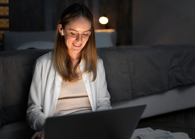 Tiro médio mulher trabalhando no laptop