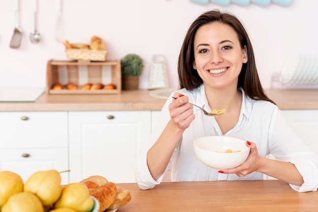 Foto tiro medio niña sonriente comiendo cereales